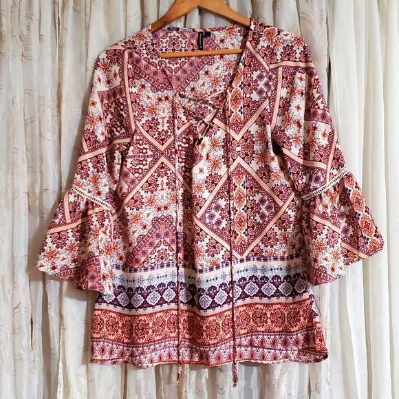 Heart&Soul Tops - Like NEW Heart&Soul Women's Boho Coral&White Paisley Bell Sleeve Blouse